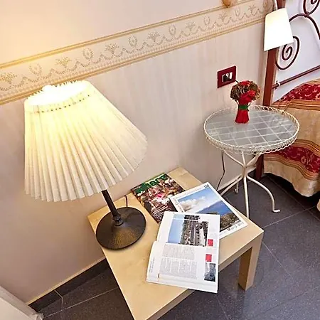 فندق مبيت وإفطار Medinaples 4*